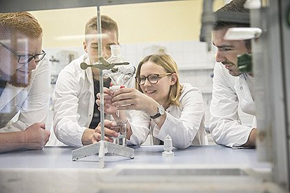 Students in the laboratory, Photo: MLU / Matthias Ritzmann